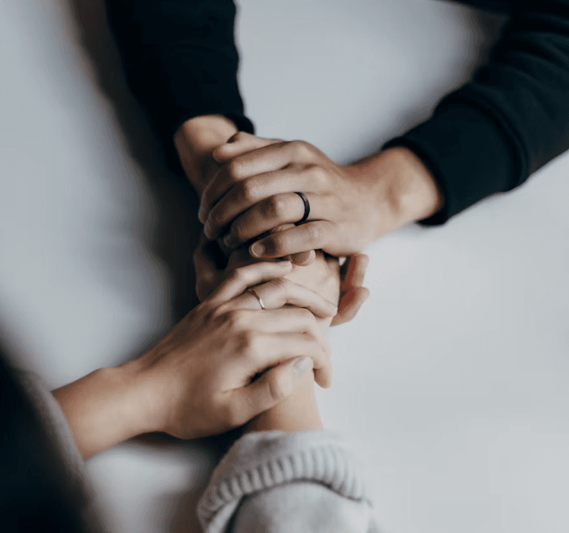 Mãos dadas em apoio mútuo