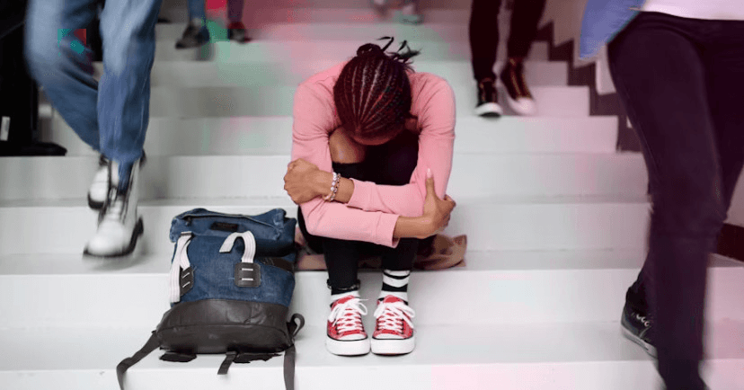 Mulher cobrindo o rosto com as mãos em sinal de ansiedade